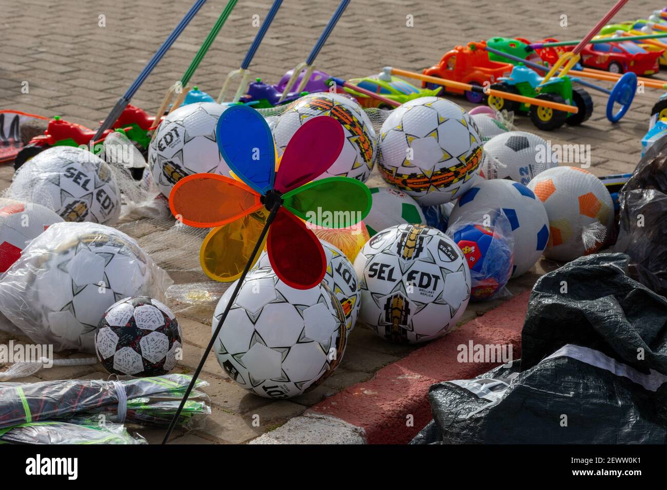 balles de football pour enfants et présentoir de fans coloré dans la rue Banque D'Images