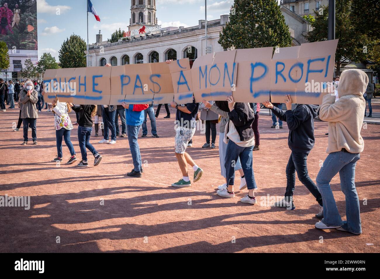 LYON, FRANCE - 18 OCTOBRE 2020 : manifestation contre le terrorisme après 3 jours d'attaques terroristes islamiques : le professeur Samuel Paty a été décapité devant son c Banque D'Images LYON, FRANCE - 18 OCTOBRE 2020 : manifestation contre le terrorisme après 3 jours d'attaques terroristes islamiques : le professeur Samuel Paty a été décapité devant son c Banque D'Images