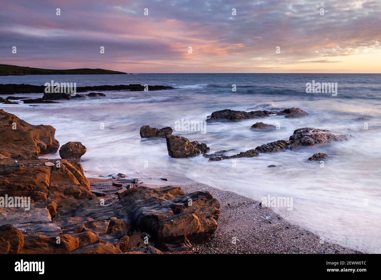 Soirée sur la côte près de la plage de Garrylucas, près de la vieille tête de Kinsale à West Cork, en Irlande. La côte est sur la célèbre Wild Atlantic Way. Banque D'Images