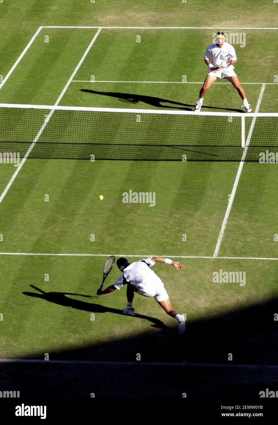 Championnats de tennis de Wimbledon JUILLET 2001 Patrick Roft contre Hicham Arazi Banque D'Images