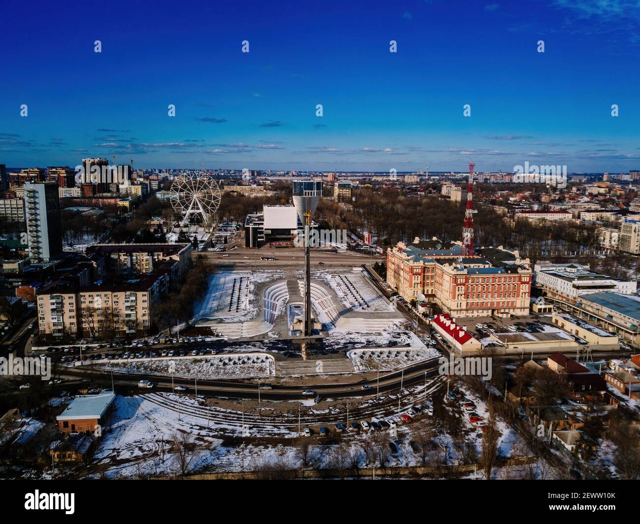 Place théâtrale et parc à Rostov-sur-le-Don, vue aérienne de drone en hiver. Banque D'Images