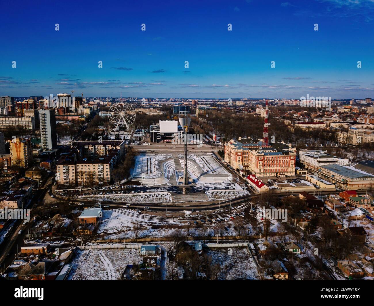 Place théâtrale et parc à Rostov-sur-le-Don, vue aérienne de drone en hiver. Banque D'Images