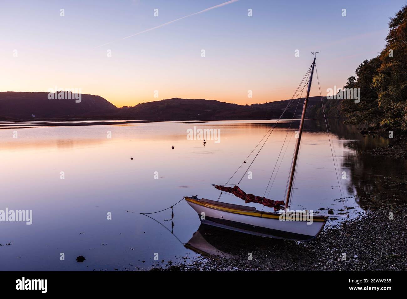 Lever du soleil à Lough Hyne près de Skibbereen, comté de Cork, Irlande. Lough Hyne a été désigné première réserve naturelle marine d'Irlande. Banque D'Images
