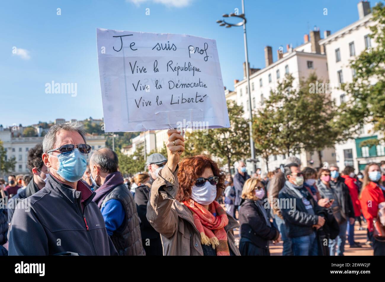 LYON, FRANCE - 18 OCTOBRE 2020 : manifestation contre le terrorisme après 3 jours d'attaques terroristes islamiques : le professeur Samuel Paty a été décapité devant son c Banque D'Images LYON, FRANCE - 18 OCTOBRE 2020 : manifestation contre le terrorisme après 3 jours d'attaques terroristes islamiques : le professeur Samuel Paty a été décapité devant son c Banque D'Images