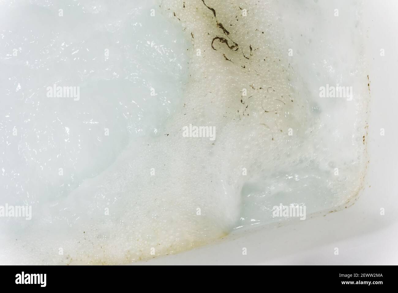 Détergent désinfectant pour les systèmes de tuyauterie de bain à remous en action. Banque D'Images