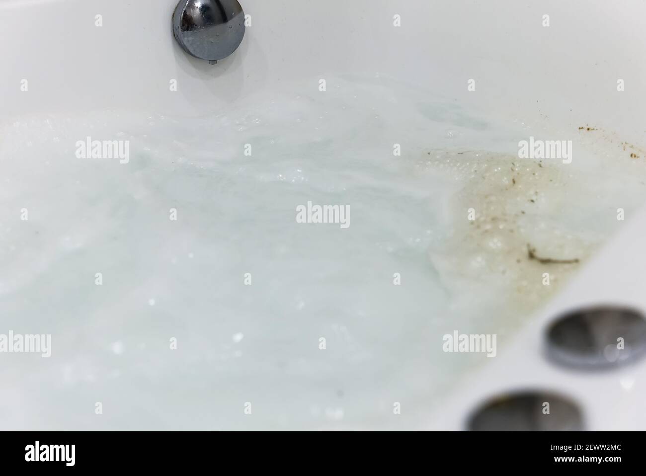 Détergent désinfectant pour les systèmes de tuyauterie de bain à remous en action. Banque D'Images