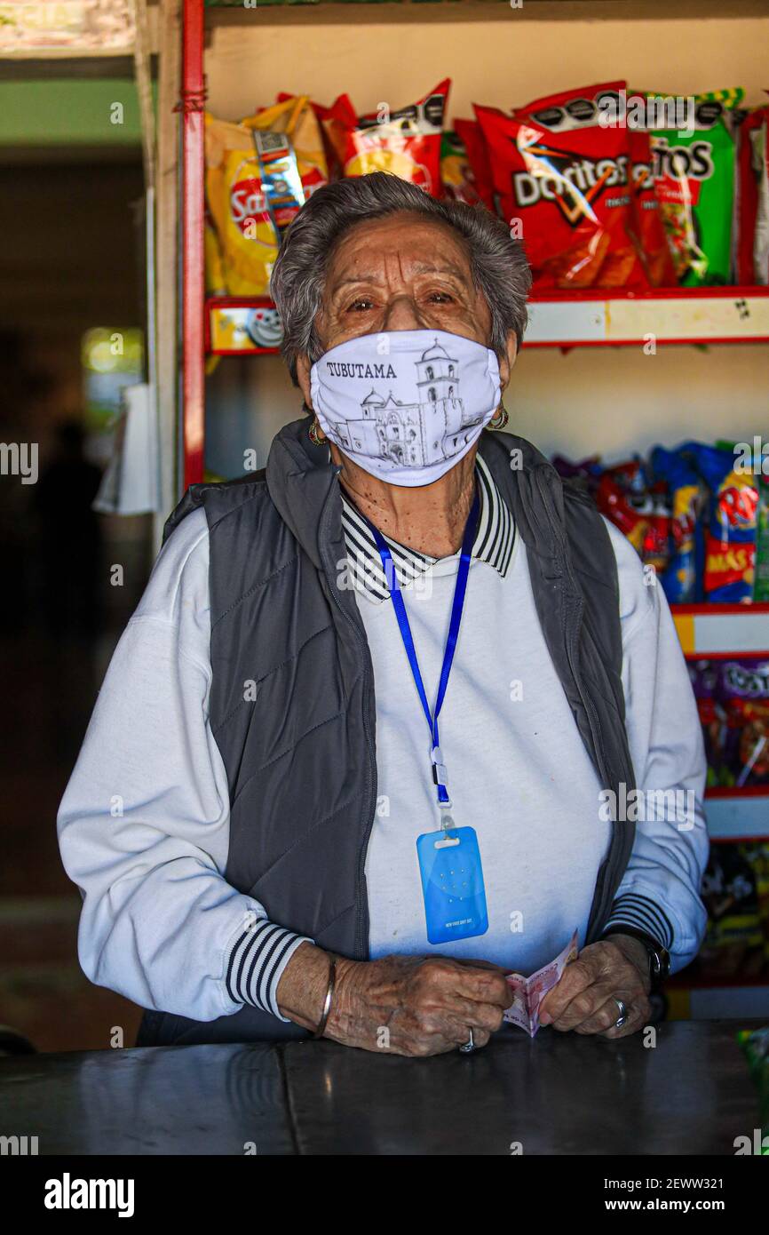 Portrait d'une femme âgée avec masque facial avec la légende TUBUTAMA dans une épicerie de la ville de Tubutama, Sonora, Mexique. (Photo par Luis Gutierrez / Norte photo) Retrito de anciana mujer con cubrebocas con la leyenda TUBUTAMA en una tienda de abarrotes en el pueblo Tubutama, Sonora, Mexique. (Photo par Luis Gutierrez/Norte photo) Banque D'Images