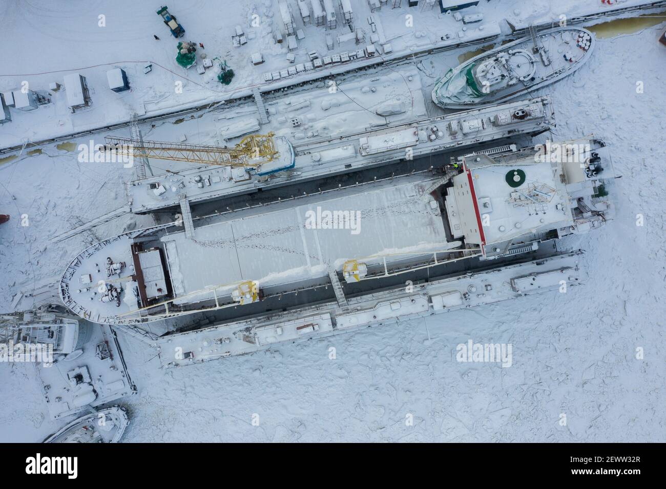 Arkhangelsk, Russie - 18 février 2021 : navire de mer dans le quai de réparation. L'hiver, tout est couvert de neige. Banque D'Images