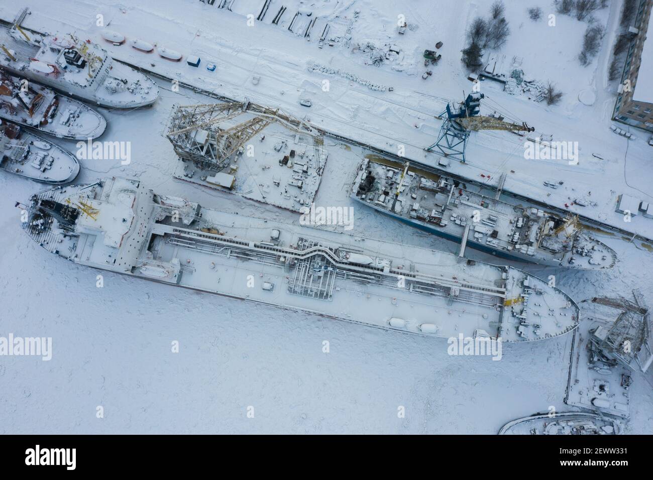 Arkhangelsk, Russie - 18 février 2021 : les navires de mer se tiennent dans la glace à la berge en hiver. L'hiver, tout est couvert de neige. Banque D'Images