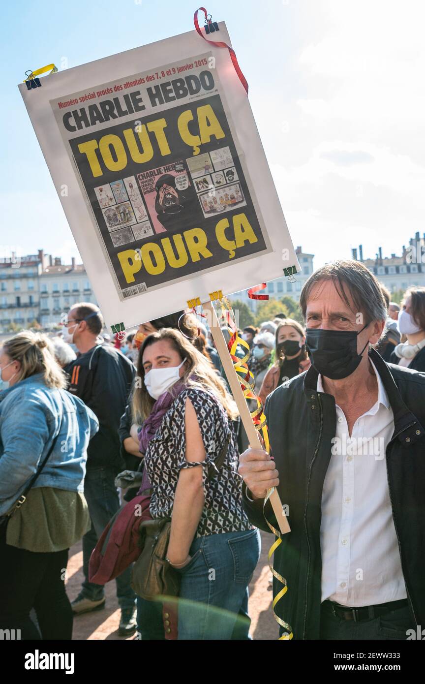 LYON, FRANCE - 18 OCTOBRE 2020 : protestation contre le terrorisme après des attaques terroristes islamiques : le professeur Samuel Paty a été décapité devant son collège Banque D'Images LYON, FRANCE - 18 OCTOBRE 2020 : protestation contre le terrorisme après des attaques terroristes islamiques : le professeur Samuel Paty a été décapité devant son collège Banque D'Images