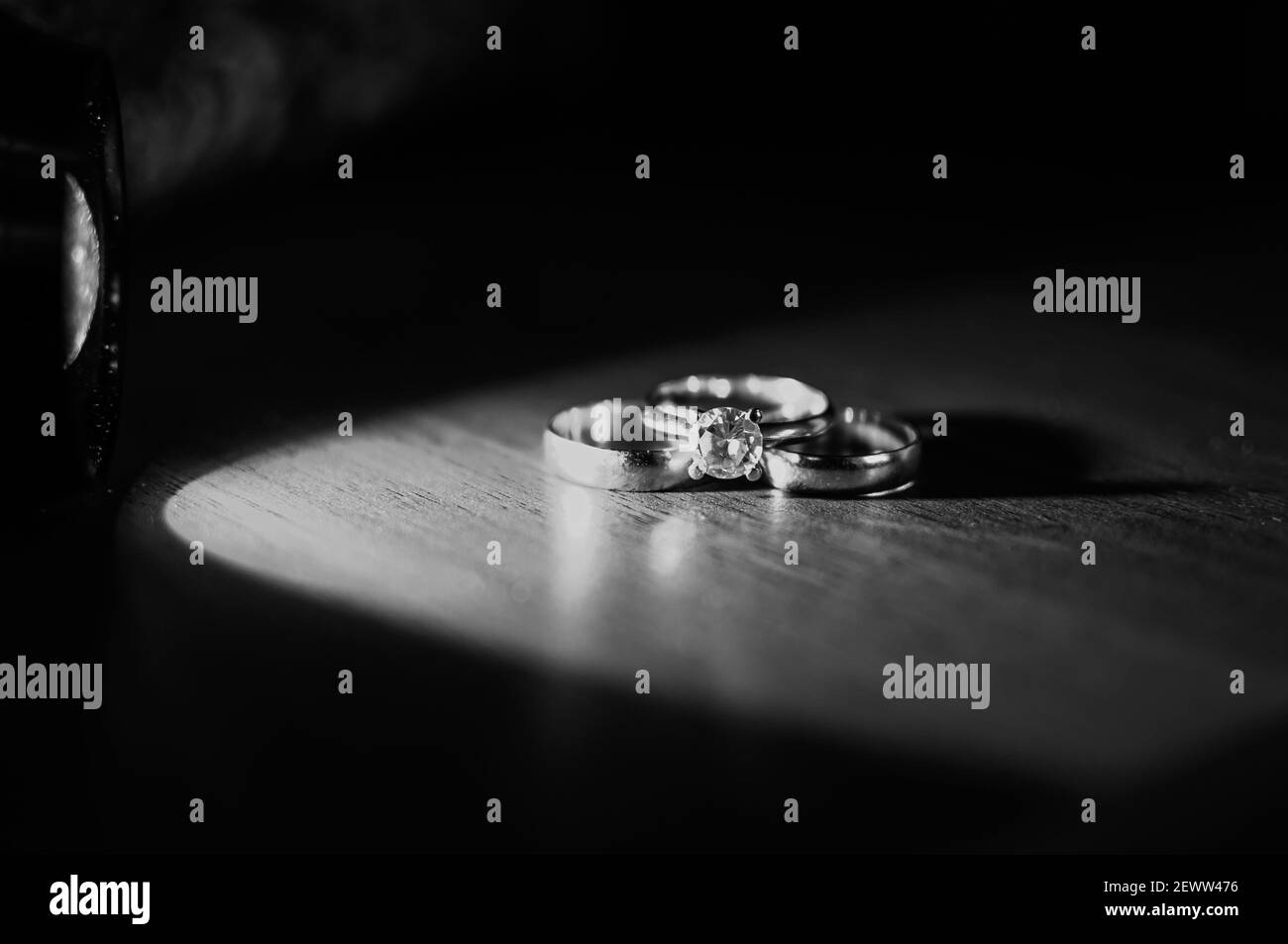 Anneaux dorés de mariage sur fond marron Banque D'Images