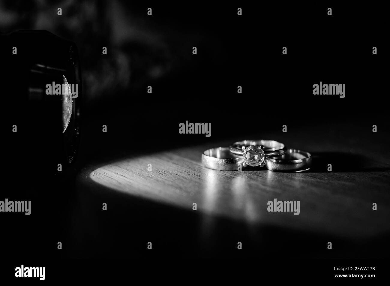 Anneaux dorés de mariage sur fond marron Banque D'Images