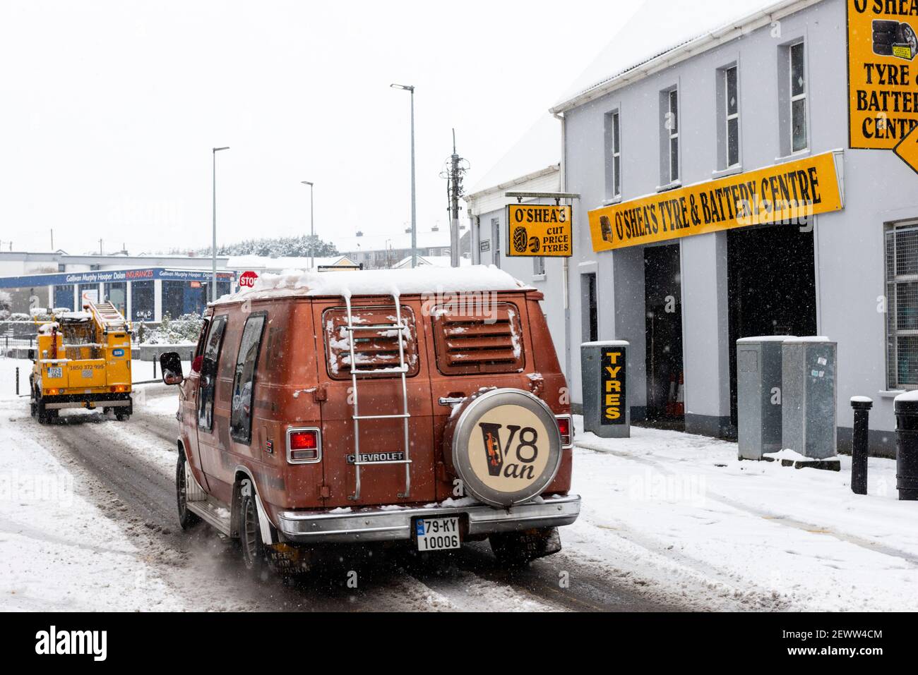 Winter Ireland des fourgons d'entretien dans les rues enneigées pendant les fortes chutes de neige et «la bête de l'est» tempête Emma à Killarney, comté de Kerry, Irlande en mars 2018. Banque D'Images