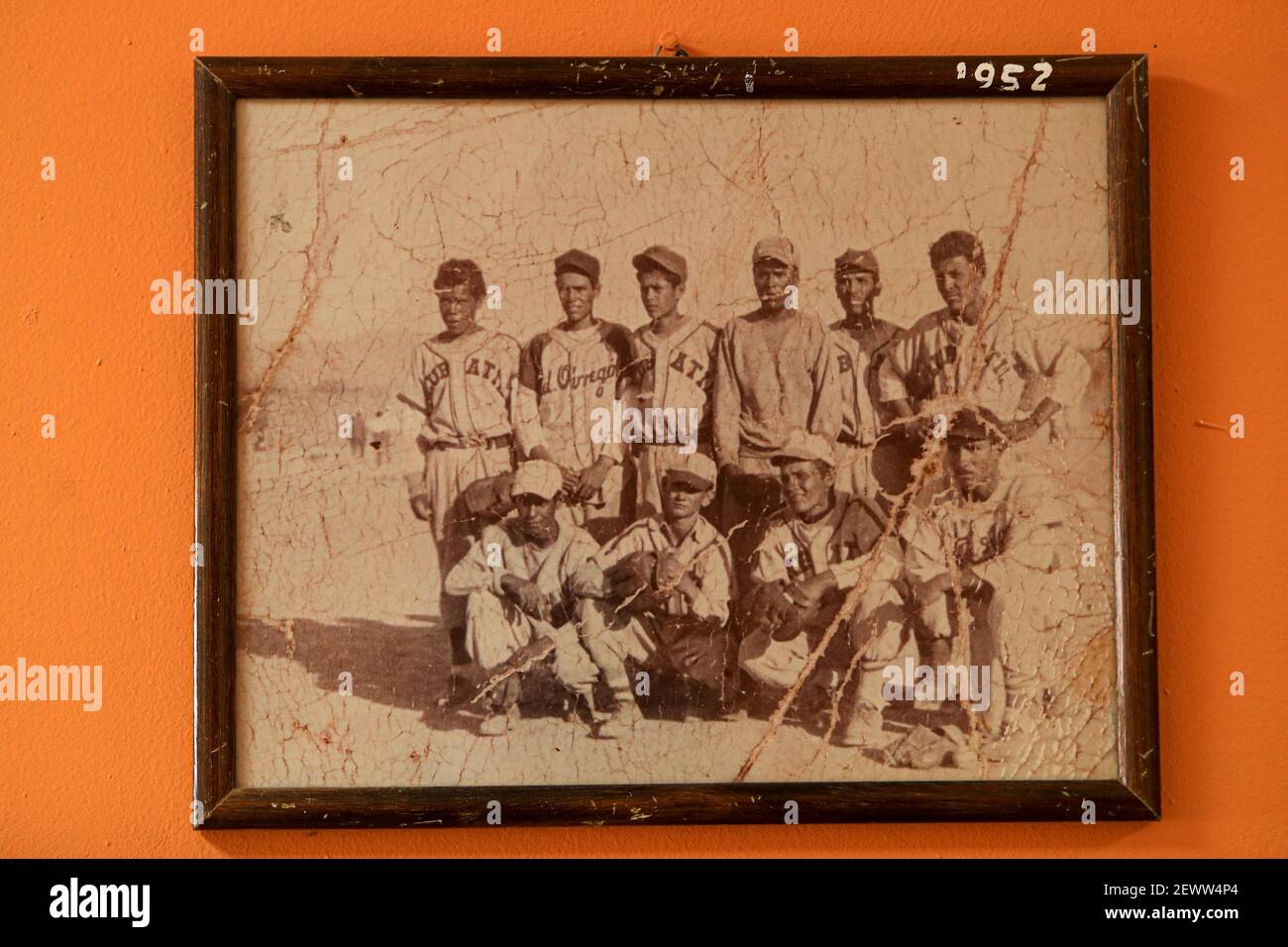 Photo en noir et blanc, portrait de l'équipe besibol d'Atil, Mexique dans les années 50. Photographie avec cadre, photographie historique. Pueblo Atil, Sonora, Mexique. Pichet, pâte, attrape. Atil petite ville dans le nord-ouest de l'état mexicain de Sonora. Les municipalités voisines sont Tubutama, Trincheras, Oquitoa et autel. Il a été fondé en 1751, le missionnaire jésuite Jacobo Sedelmayer. Les premiers habitants étaient les Indiens de Pima Alto ou de Nebome. Atil signifie « Arrowhead », en langue Pima. Temple historique de Santa Teresa construit par le Père Eusebio Francisco Kino. (Photo par Luis Gutierrez / Norte P Banque D'Images