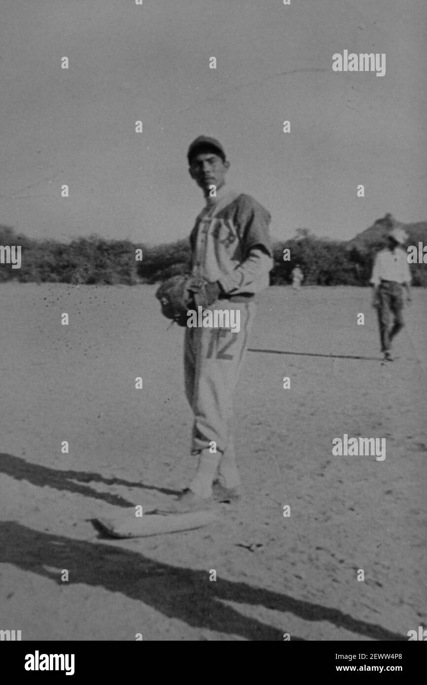 Photo en noir et blanc, portrait de l'équipe besibol d'Atil, Mexique dans les années 50. Photographie avec cadre, photographie historique. Pueblo Atil, Sonora, Mexique. Pichet, pâte, attrape. Atil petite ville dans le nord-ouest de l'état mexicain de Sonora. Les municipalités voisines sont Tubutama, Trincheras, Oquitoa et autel. Il a été fondé en 1751, le missionnaire jésuite Jacobo Sedelmayer. Les premiers habitants étaient les Indiens de Pima Alto ou de Nebome. Atil signifie « Arrowhead », en langue Pima. Temple historique de Santa Teresa construit par le Père Eusebio Francisco Kino. (Photo par Luis Gutierrez / Norte P Banque D'Images