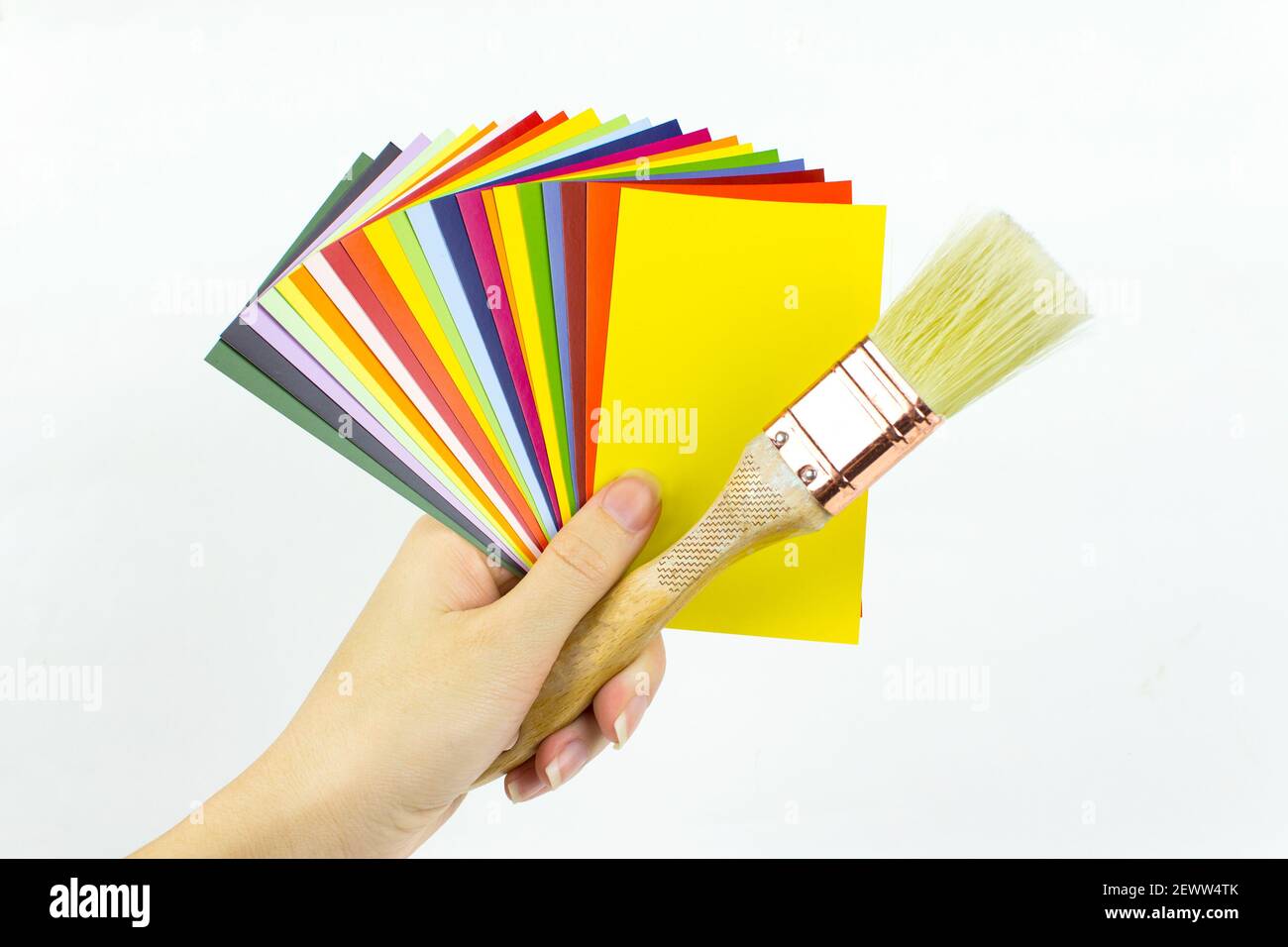 Palette de couleurs arc-en-ciel en main avec pinceau sur fond blanc, , catalogue de couleurs Banque D'Images