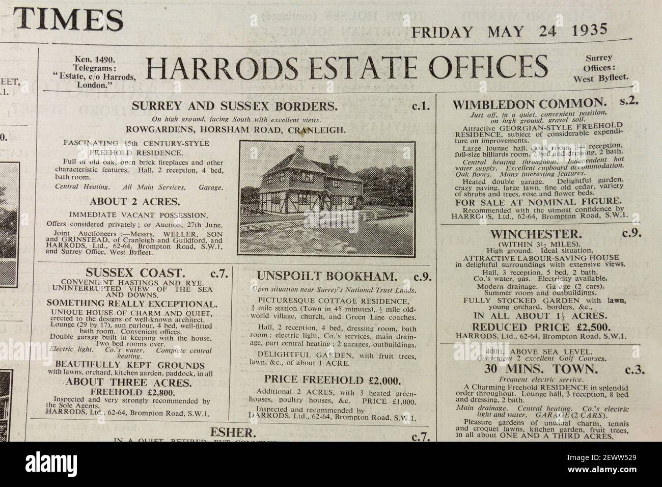 Publicité pour les propriétés en vente avec Harrods Estate Offices dans le journal The Times, Londres, Royaume-Uni, vendredi 24 mai 1935. Banque D'Images