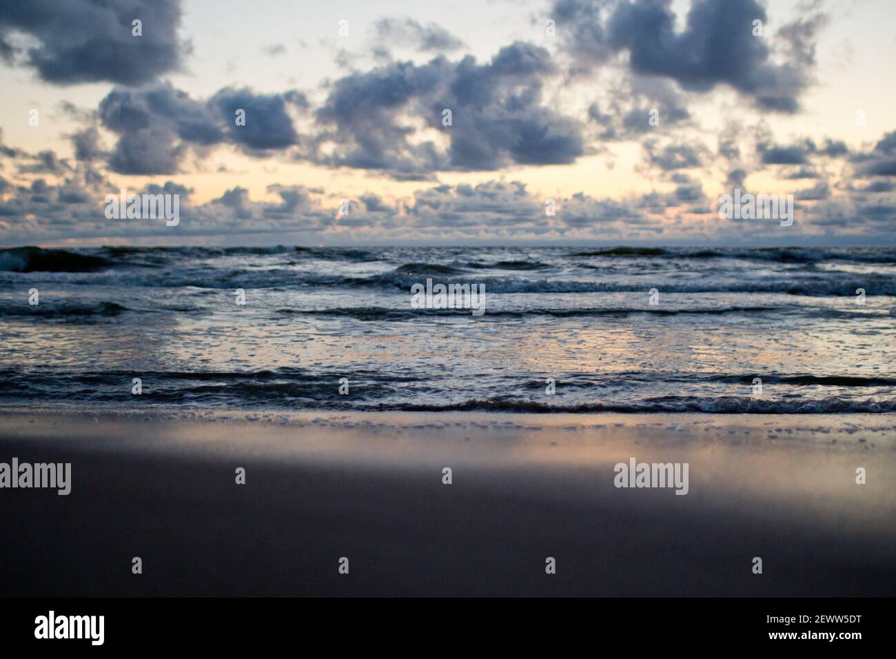 Paysage marin du soir avec nuages et vagues. Paysage de mer spectaculaire. Banque D'Images