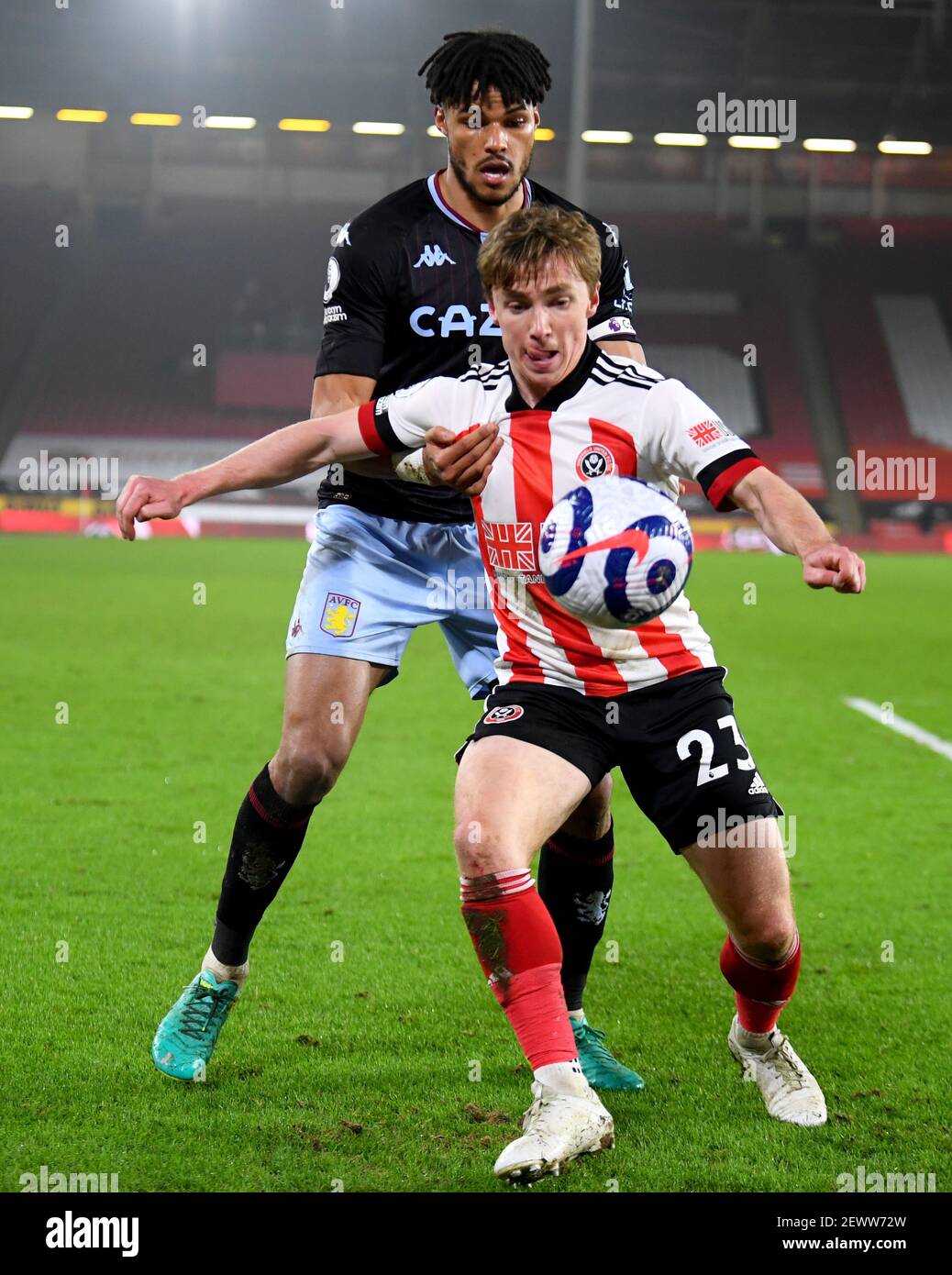 Tyrone Mings d'Aston Villa (à gauche) et Ben Osborn de Sheffield United