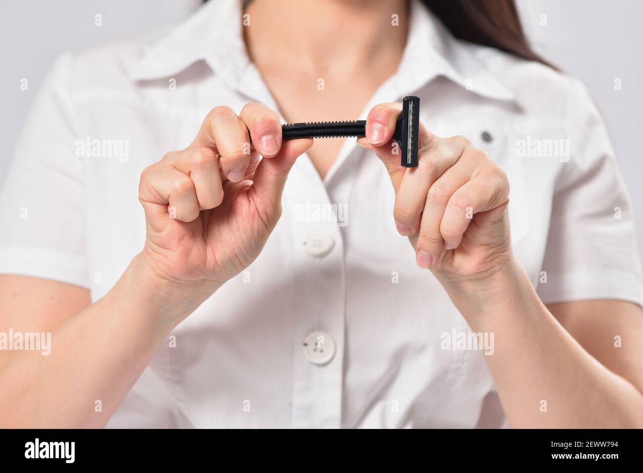 Femme casser le rasoir, concept de choisir l'épilation et de refuser les  rasoirs jetables Photo Stock - Alamy