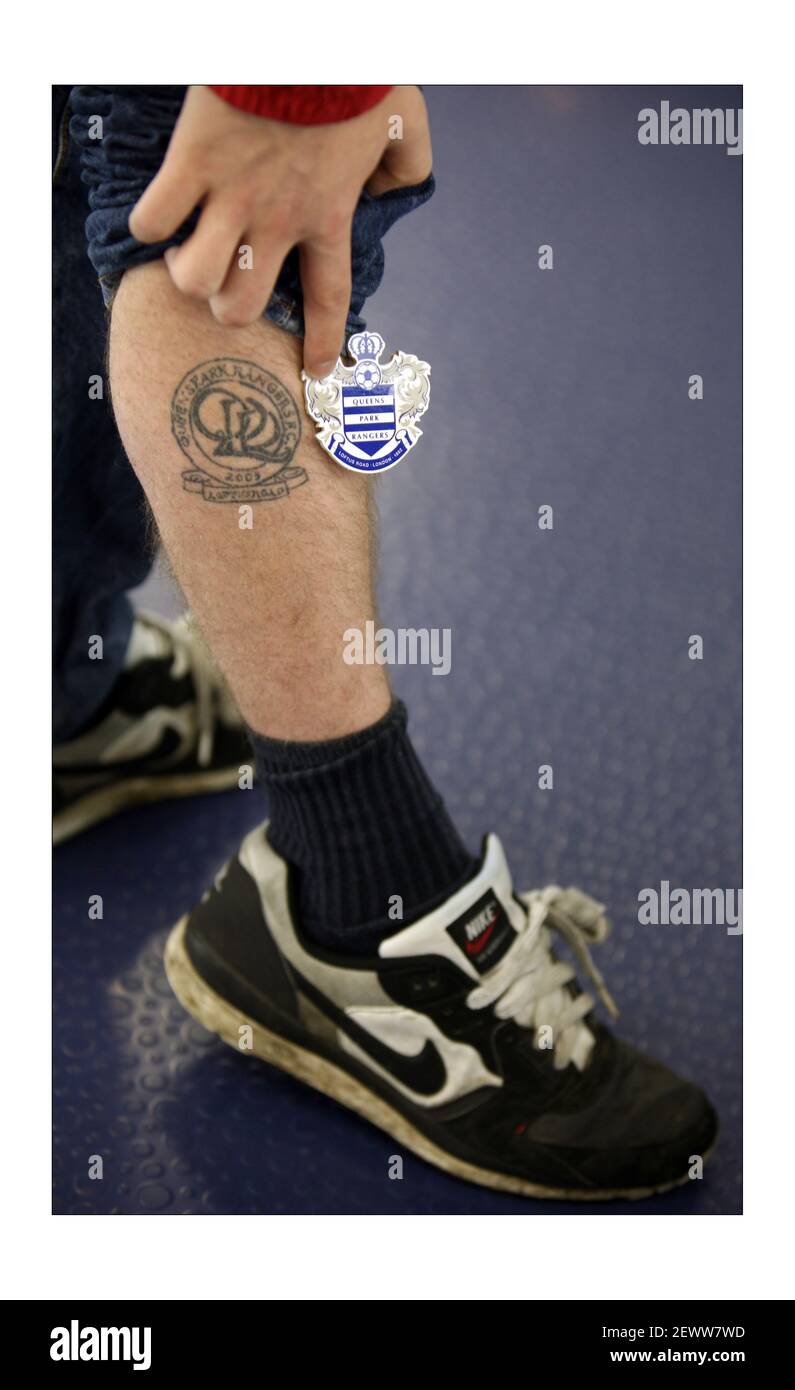 Les nouvelles améliorations VIP au stade Queens Park Rangers Loftus Road à l'ouest de Londres. Un des fans tatoo de l'ancien logo QPR, tenant la nouvelle photo de logo par David Sandison The Independent Banque D'Images