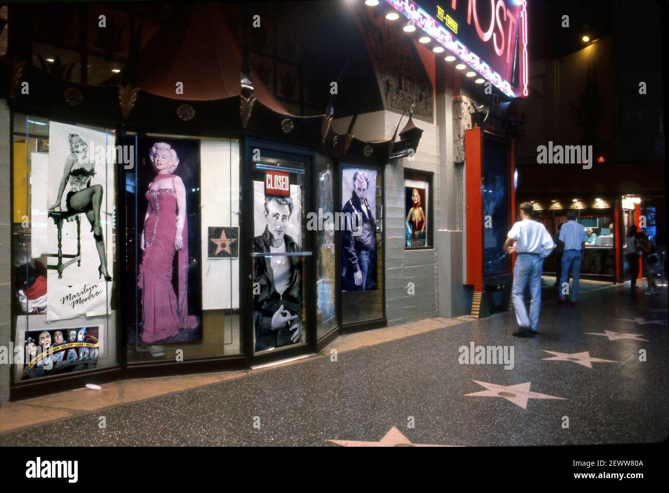 Boutique de souvenirs avec affiches de Marilyn Monroe et James Dean au Chinese Theatre sur Hollywood Blvd. La nuit. Banque D'Images
