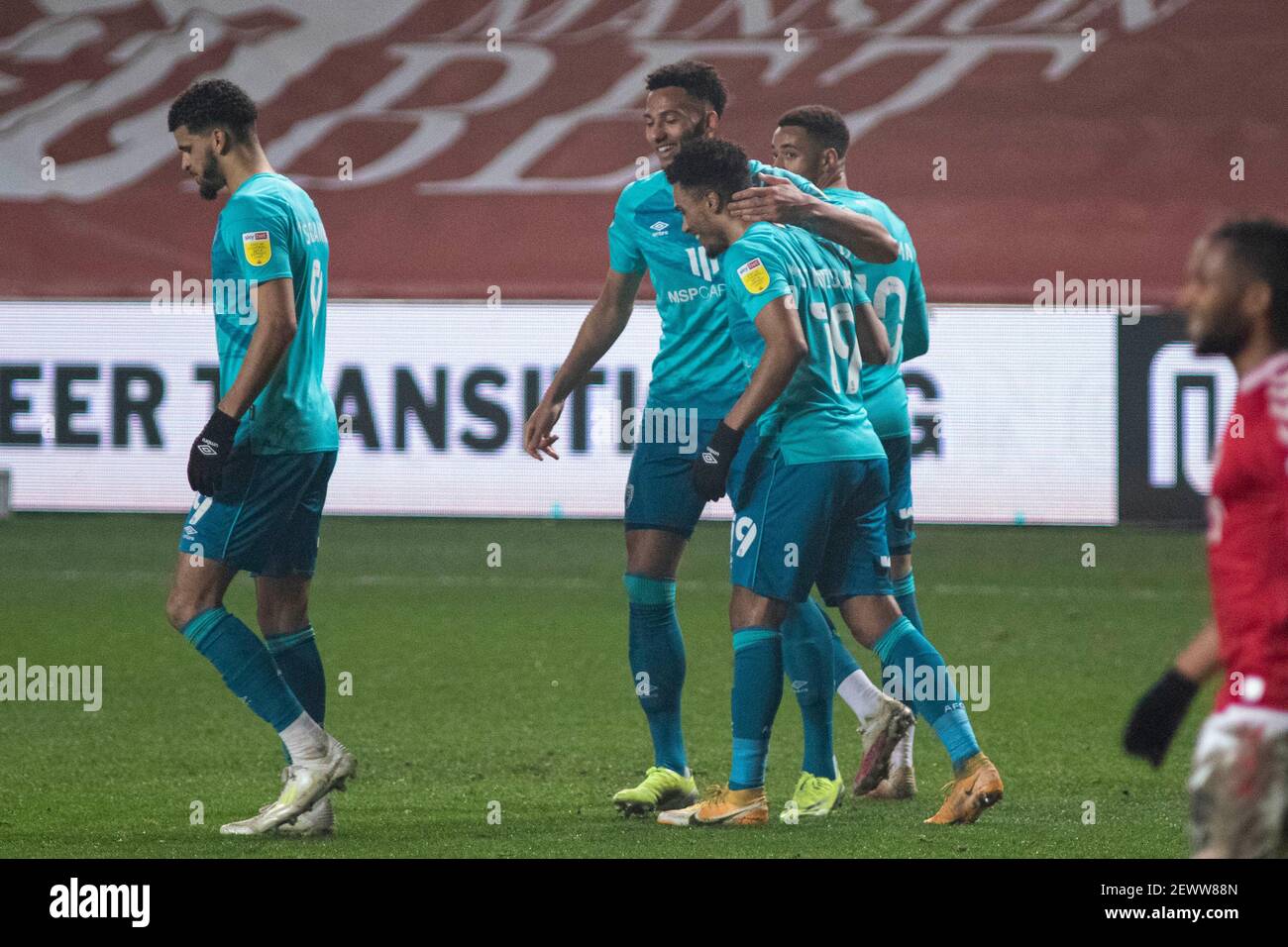 Le Junior Stanislas de Bournemouth (R) célèbre avec ses coéquipiers après que sa croix a été au large du gardien de but de la ville de Bristol Daniel Bentley, pour son propre but et le premier but du match de Bournemouth. EFL Skybet Championship Match, Bristol City contre AFC Bournemouth au stade Ashton Gate à Bristol, Avon, le mercredi 3 mars 2021. Cette image ne peut être utilisée qu'à des fins éditoriales. Utilisation éditoriale uniquement, licence requise pour une utilisation commerciale. Aucune utilisation dans les Paris, les jeux ou les publications d'un seul club/ligue/joueur. photo de Lewis Mitchell/Andrew Orchard sports photographie/Alamy Live news Banque D'Images