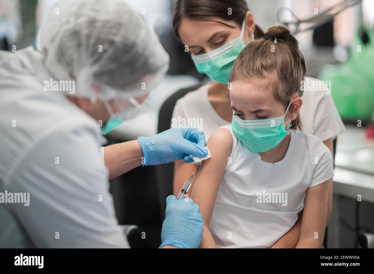 Une mère attentionnée a amené sa fille au bureau de vaccination pour se faire vacciner, elle a peur Banque D'Images