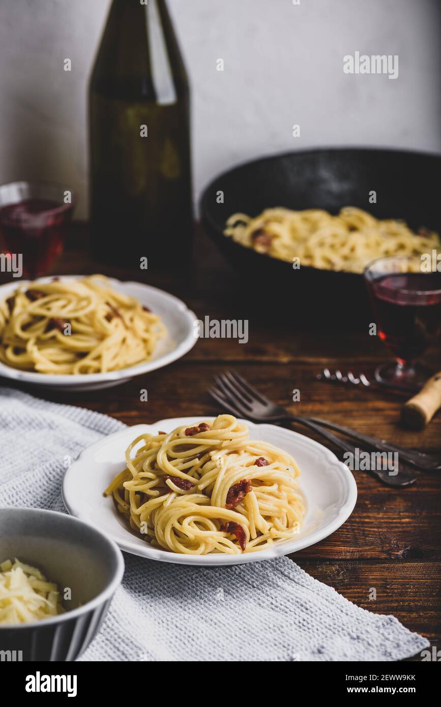 Pâtes carbonara classiques Homamade sur une assiette blanche Banque D'Images