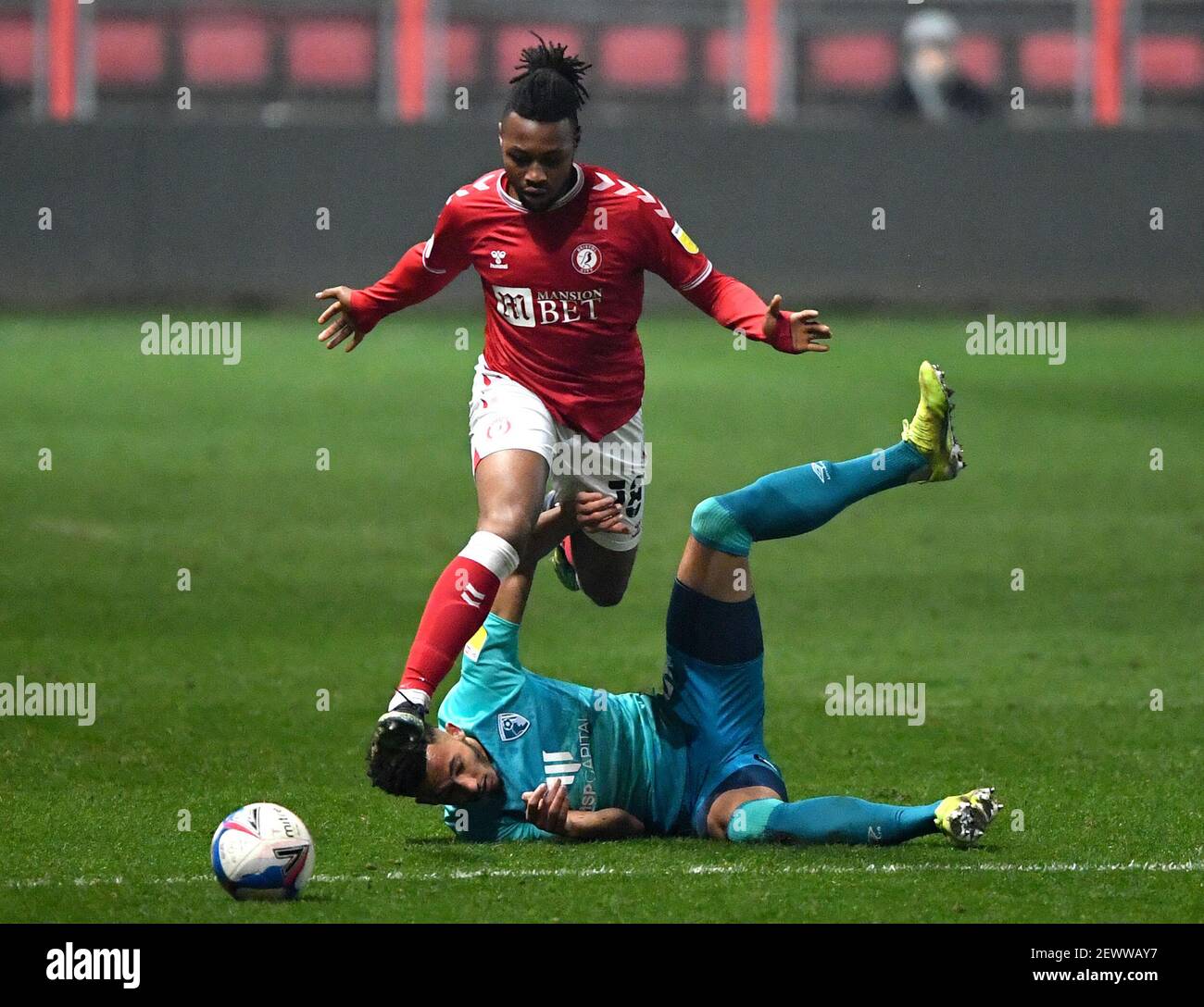 Antoine Semenyo de Bristol City (en haut) et Lloyd Kelly de l'AFC Bournemouth se battent pour le ballon lors du match du championnat Sky Bet Ashton Gate, Bristol. Date de la photo: Mercredi 3 mars 2021. Banque D'Images