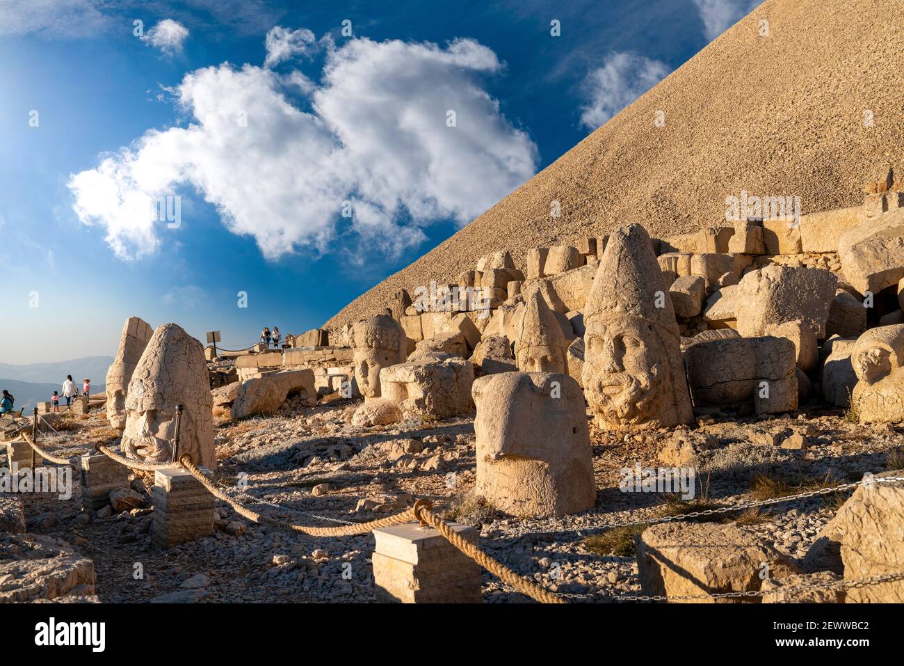 Kahta, Adiyaman, Turquie - septembre 14 2020 : ruines de la statue de Commagene au sommet de la montagne Nemrut avec ciel bleu. Têtes de pierre au sommet de 2150 mètres hig Banque D'Images