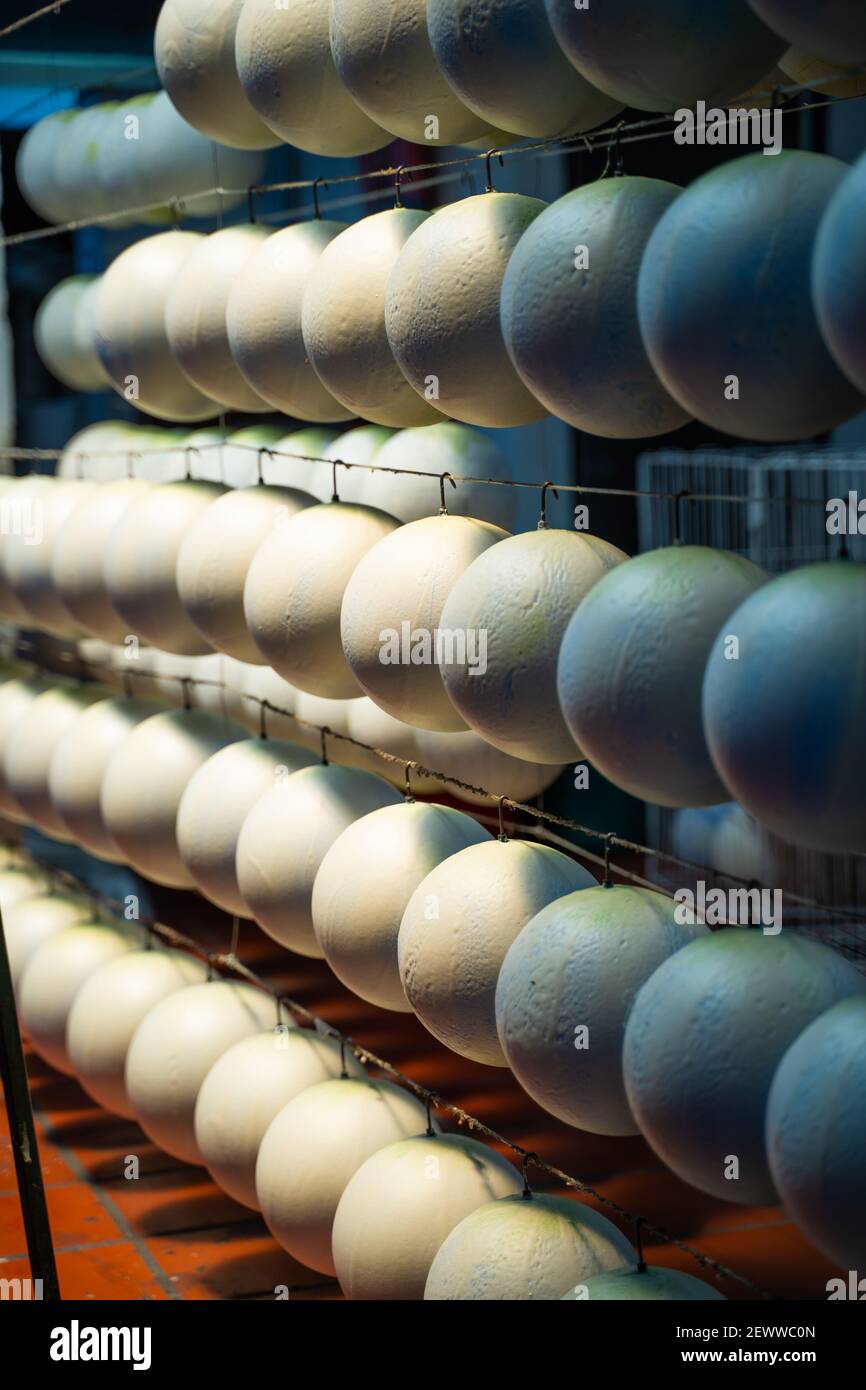 Un stock de ballons de football dans une usine, Monguí, Colombie Banque D'Images