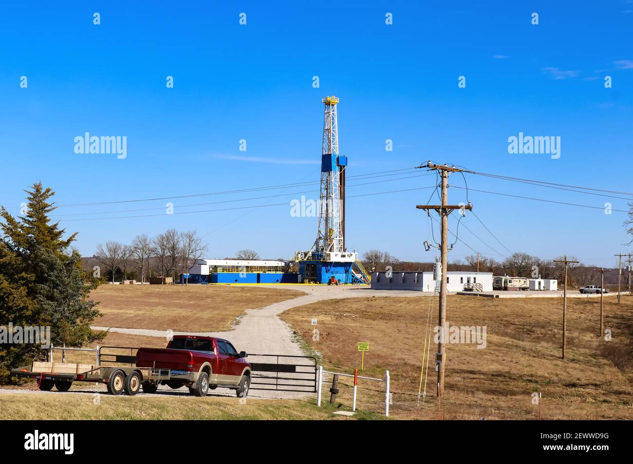 Site de forage et pour de grands puits de gaz-huile avec des bâtiments et équipements - camion rouge avec remorque à porte fermée ne menant à elle Banque D'Images