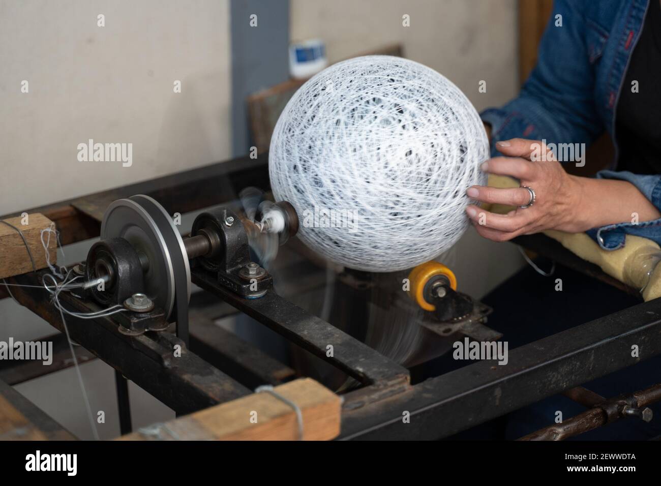 Une machine pour la fabrication artisanale de ballons de football, Monguí, Colombie Banque D'Images