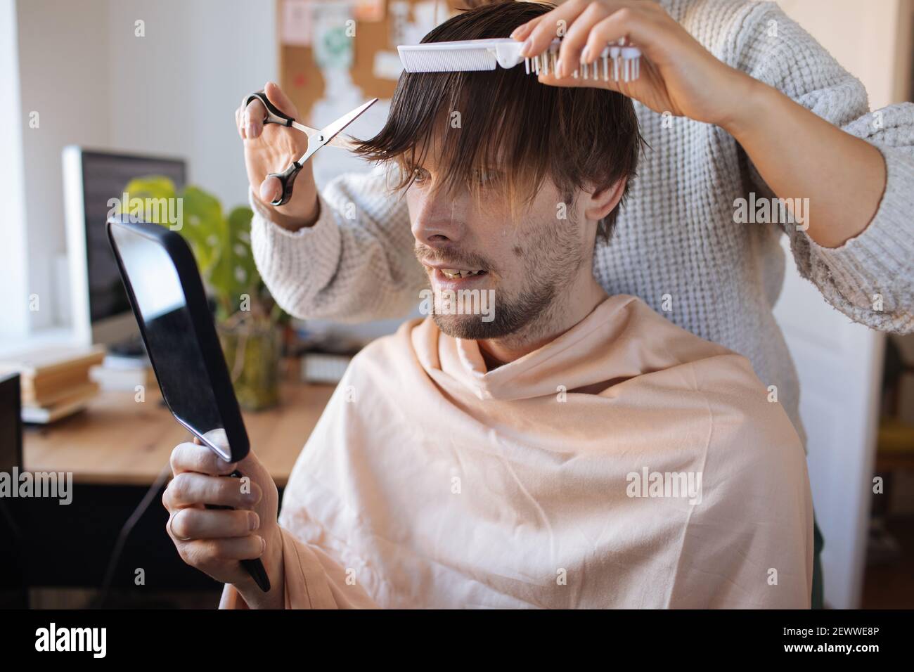 Coupe de cheveux maison. Homme coupant les cheveux à la maison. La vie en pandémie pendant le confinement. Comment couper vos propres cheveux quand les coiffeurs sont fermés. Auto-coupe la plus facile Banque D'Images