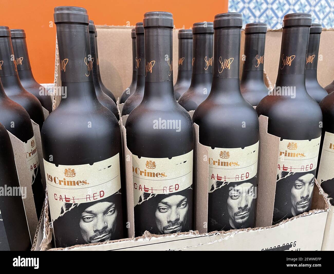 FRESNO, ÉTATS-UNIS - 22 févr. 2021: Une photo de Snoop Dog's New 19 crimes Cali Red Wine en bouteilles noires signé dans leurs affaires 2021 février Banque D'Images