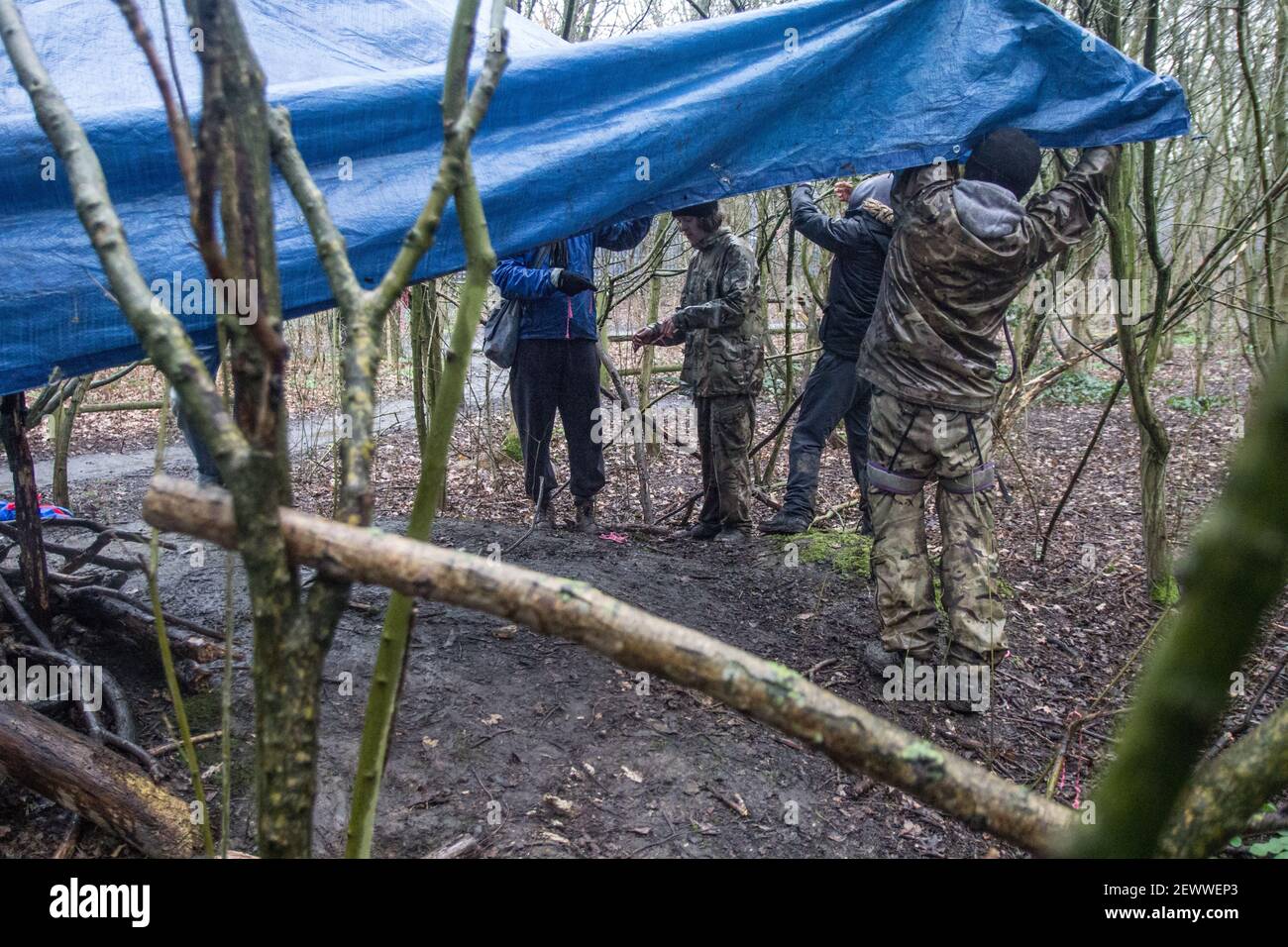 Old Oak Lane, Londres, Royaume-Uni. 3 mars 2021. Les militants et les locaux construisent un refuge pour la nuit. Dans la nuit du 2 au 3 mars, un groupe d'écologistes a mis en place un camp de protection pour arrêter les travaux de construction du bâtiment HS2 dans la réserve naturelle des exfoliants de Wormwood. Les exfoliants de bois de millepertuis sont une réserve naturelle locale désignée (LNR) protégée en vertu de la Metropolitan Open Land Act de 1879. Sabrina Merolla/Alamy Banque D'Images