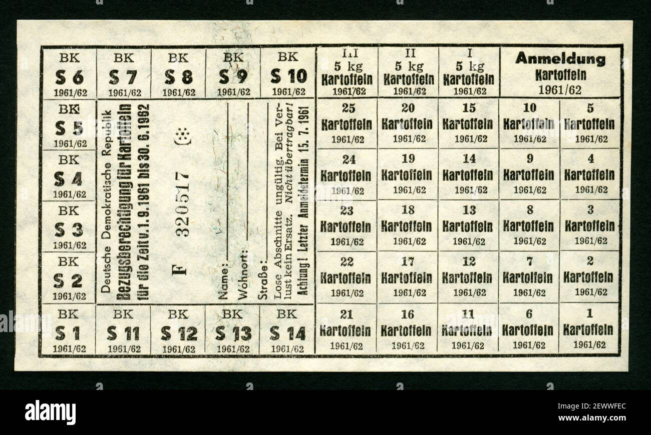Europa, Deutschland, Deutsche Demokratische Republik, DDR , Bezugsberechtigung ( Fasereinlage zu sehen ) , für Kartoffeln für die Zeit vom 1. 9. 1961 bis 30. 6. 1962 , Größe : 13,9 cm x 8 cm , Motiv nur für wissenschaftliche oder journalistische Zwecke, Rechte werden nicht vertreten . / Europe, Allemagne, République fédérale d'Allemagne , RDA, carte de ration pour les pommes de terre , valable à partir de 1. 9. 1961 à 30. 6. 1962 , taille : 13,9 cm x 8 cm , image uniquement pour un usage académique ou journalistique, il n'y a pas de droits . Banque D'Images