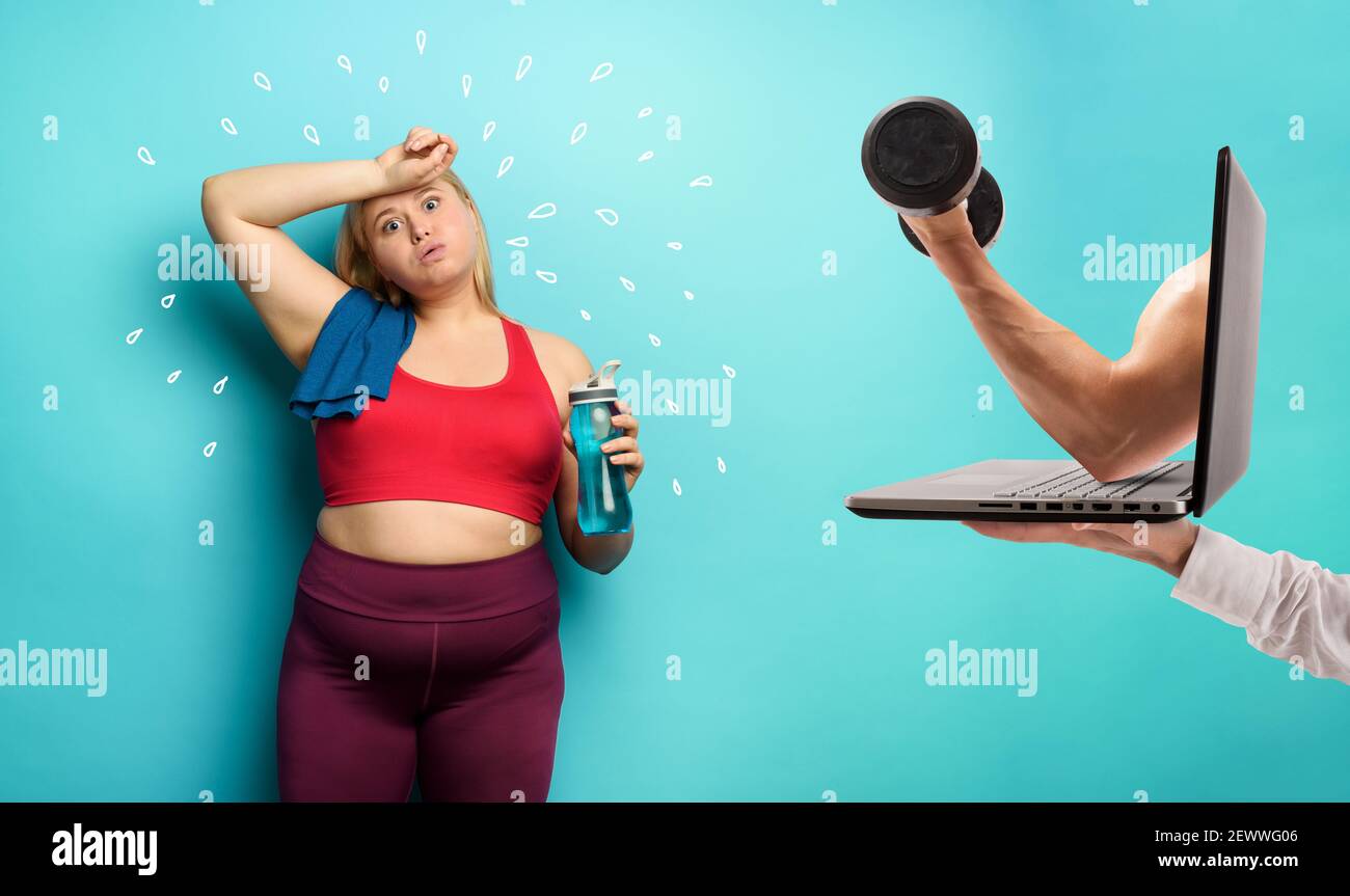 FAT girl fait de la gym à la maison à distance avec ordinateur portable. Expression fatigué. Fond cyan Banque D'Images