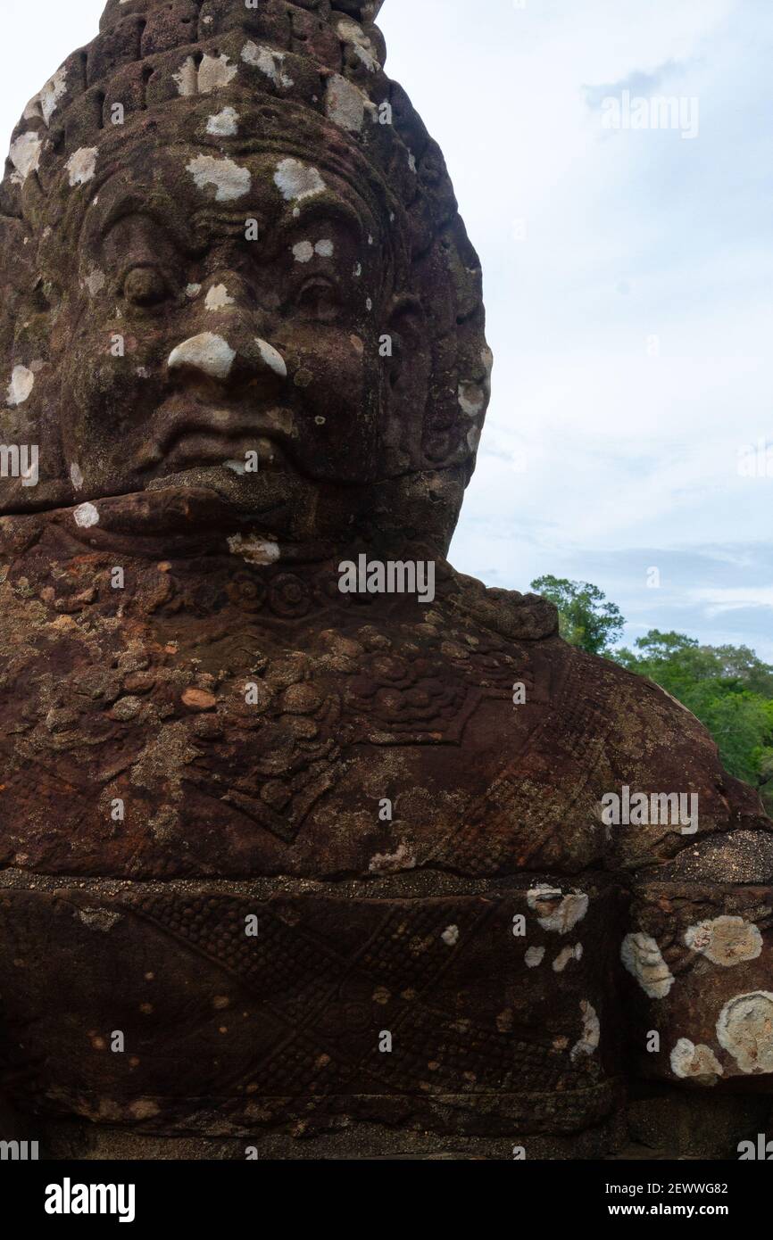 Angkor Wat, Cambodge - 23 juin 2016 : un des nombreux visages sculptés dans Angkor Wat. Banque D'Images