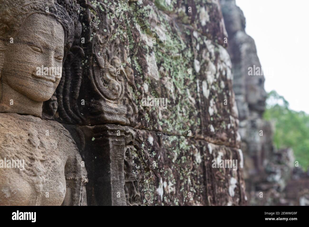 Angkor Wat, Cambodge - 23 juin 2016 : les visages sont sculptés dans la pierre d'Angkor Wat. Banque D'Images