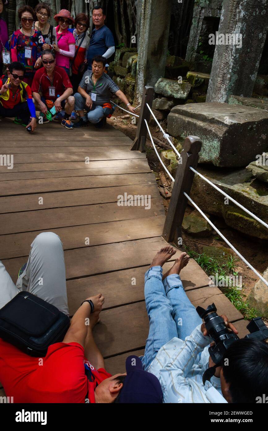 Angkor Wat, Cambodge - 23 juin 2016 : un groupe de touristes est photographié devant les ruines du temple d'Angkor Wat. Banque D'Images