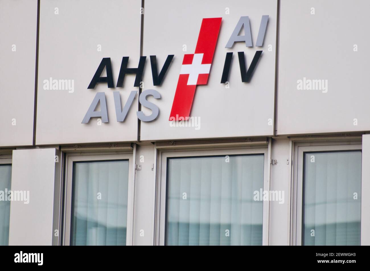 Zug, Suisse - 26 février 2021 : AHV AVS IV ai logo suisse d'assurance sociale de retraite et d'invalidité accroché à l'immeuble de bureaux de Zug, en Suisse Banque D'Images