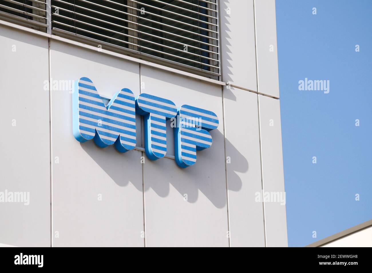 Zug, Suisse - 26 février 2021 : signe de la société MTF accroché à un bâtiment à Zug, Suisse. MTF est le premier fournisseur de SERVICES INFORMATIQUES et INFORMATIQUES Banque D'Images