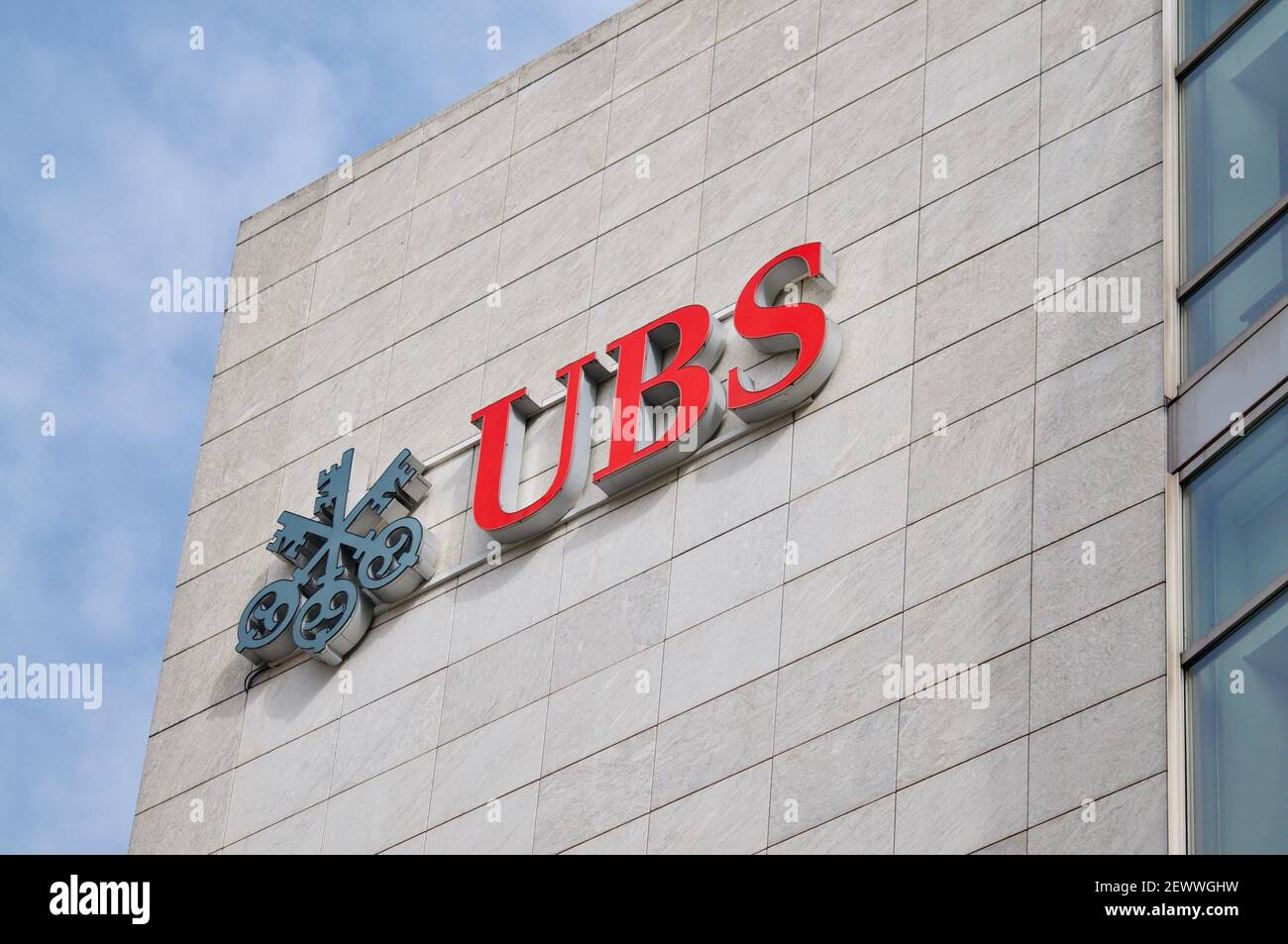 Zug, Suisse - 26 février 2021 : logo UBS Bank accroché à la façade d'un bâtiment à Zug. L'UBS est l'une des principales banques en Suisse et en Suisse Banque D'Images