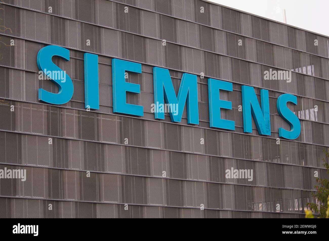 Zug, Suisse - 26 février 2021 : signe de la société Siemens accroché à la façade d'un bâtiment à Zug, Suisse. Siemens AG est un international et un o Banque D'Images