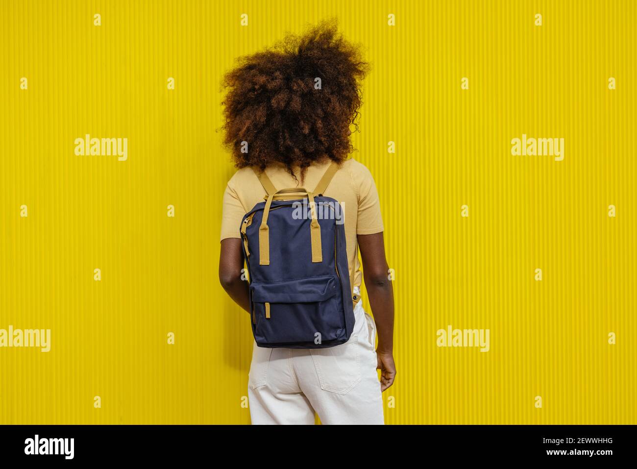 Vue arrière femme noire avec cheveux afro avec un sac à dos sur son dos  Photo Stock - Alamy