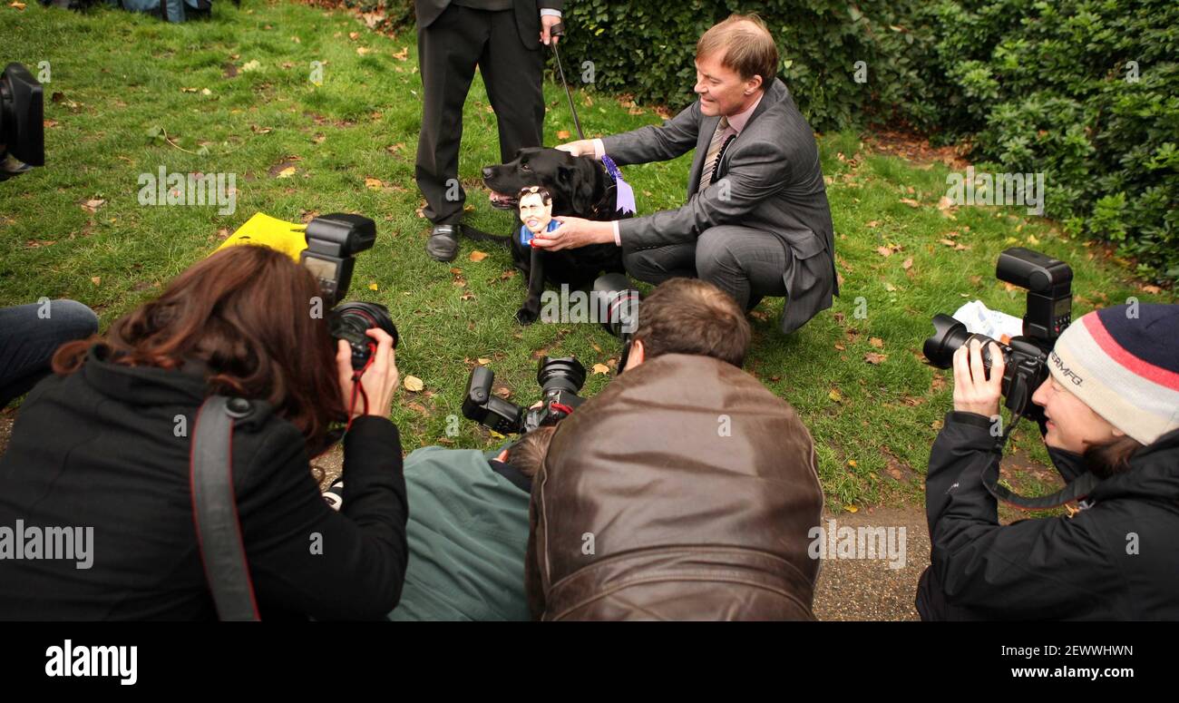 Spectacle canin de Westminster..... M.PS et leurs animaux de compagnie participent au spectacle de chiens de Westminster David Amiss MP et Michael qui a un jouet Gordon Brown en caoutchouc. pic David Sandison Banque D'Images
