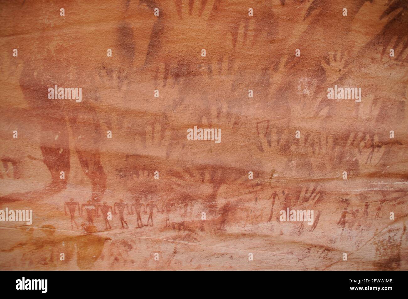 Art rupestre néolithique et peintures à la grotte Foggini-Mestikawi à Wadi Sura, dans la région de Gilf Kebir dans le désert du Sahara (occidental), dans le sud-ouest de l'Égypte. Banque D'Images