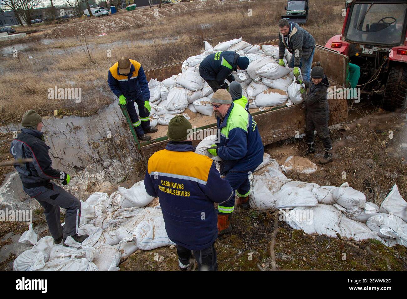 Carnikava, Lettonie. 3 mars 2021. Les gens transportent des sacs de sable dans une zone inondée près de la rivière Gauja à Carnikava, en Lettonie, le 3 mars 2021. Crédit: Edijs Palens/Xinhua/Alamy Live News Banque D'Images